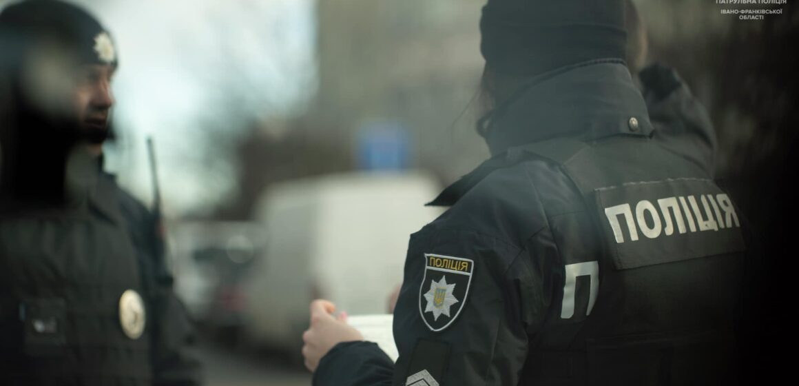 За вихідні франківські патрульні виявили у чотирьох осіб ймовірні наркотики