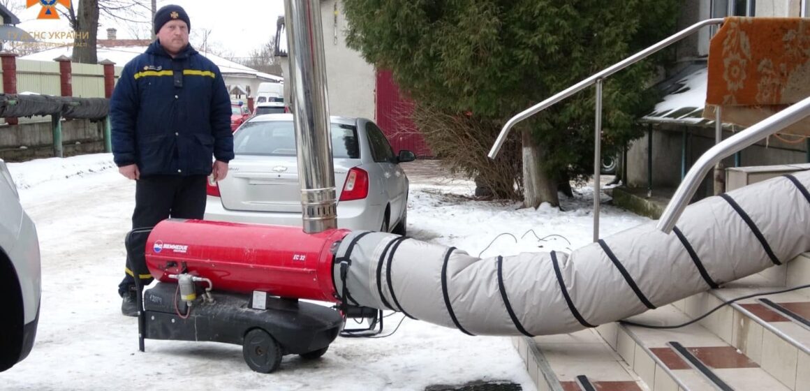 У Тисмениці частково відсутнє газопостачання: рятувальники забезпечують лікарню теплом