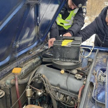 Прикарпатські патрульні допомогли керманичу завести автомобіль (ФОТОФАКТ)