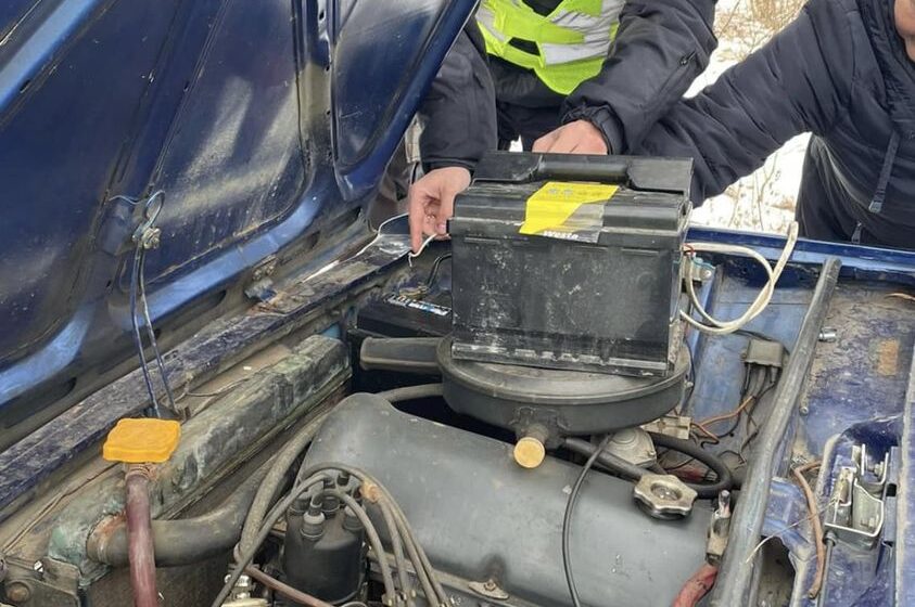 Прикарпатські патрульні допомогли керманичу завести автомобіль (ФОТОФАКТ)