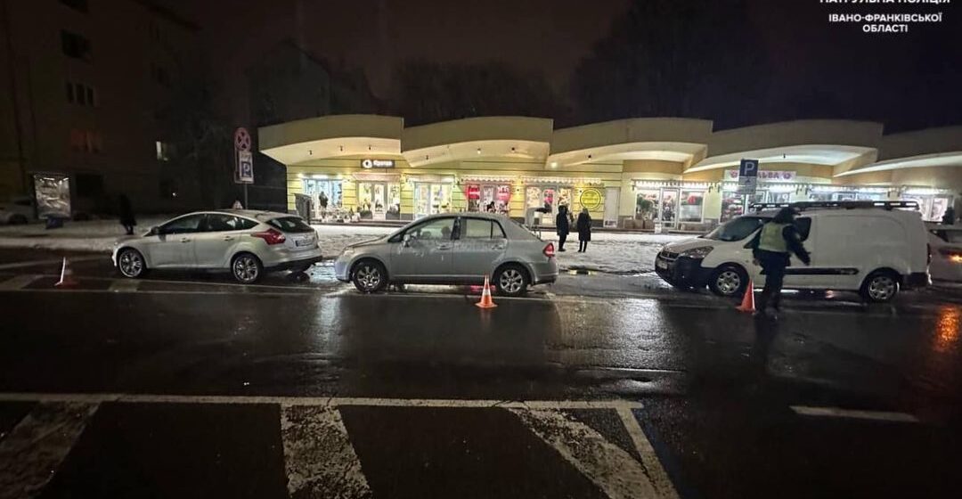 В Івано-Франківську трапилась ДТП за участю трьох автомобілів (ФОТОФАКТ)
