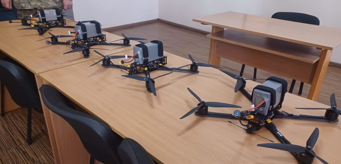 Коломийські рятувальники передали на фронт 6 FPV-дронів Коломийські рятувальники передали на фронт 6 FPV-дронів