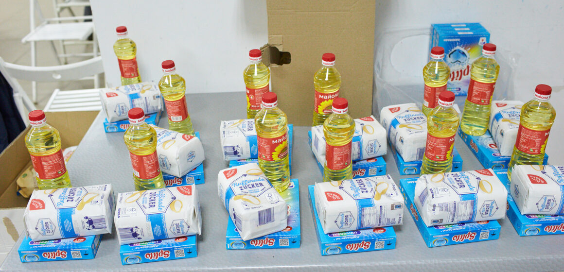 В Івано-Франківську розпочали роздачу продуктових наборів: хто їх може отримати (ФОТО)