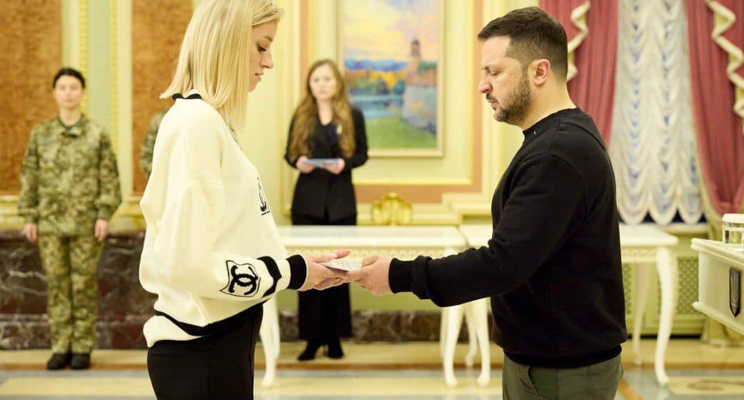 Володимир Зеленський вручив сертифікат на житло рідним полеглого Героя України Віталія Бондарука з Долинщини