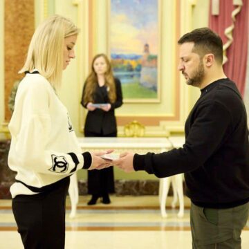 Володимир Зеленський вручив сертифікат на житло рідним полеглого Героя України Віталія Бондарука з Долинщини