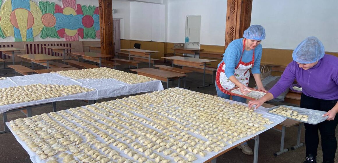 Працівники франківського ліцею наліпили вареників для ЗСУ
