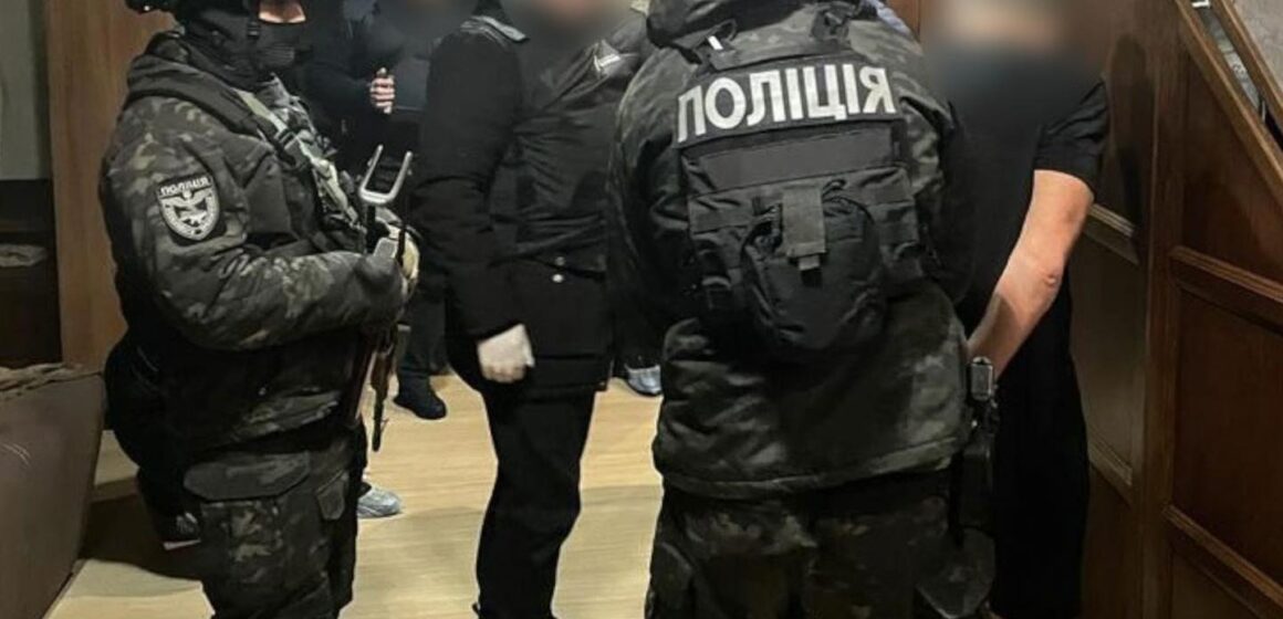 На Прикарпатті правоохоронці затримали «смотрящого» за вибивання боргів (ФОТО)