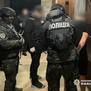 На Прикарпатті правоохоронці затримали «смотрящого» за вибивання боргів (ФОТО)