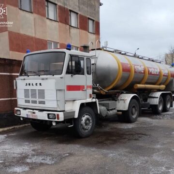 Прикарпатські рятувальники отримали від поляків тягач та спеціалізоване авто
