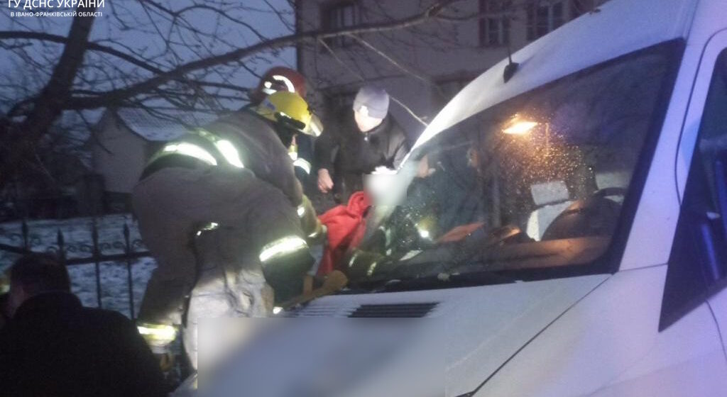 У ДПТ на Надвірнянщині бус притис пішохода до огорожі: визволяли рятувальники