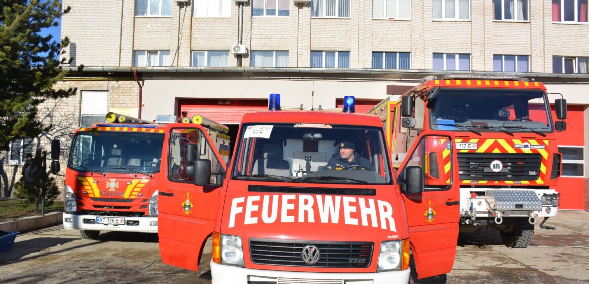 Надвірнянські рятувальники отримали від німецьких колег спецавтомобіль, укомплектований пожежно-рятувальним обладнанням (ФОТО)