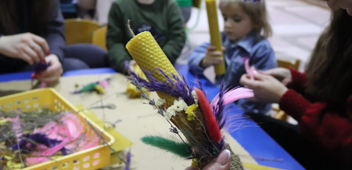 Для допомоги воїнам: у калуському садочку вчилися виготовляти стрітенські свічки