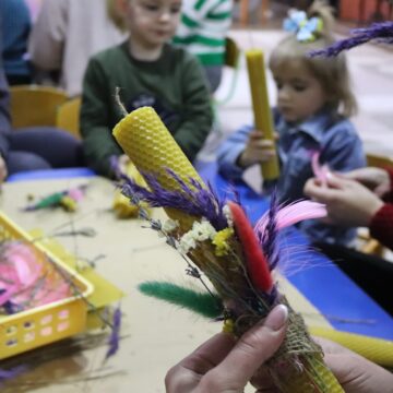 Для допомоги воїнам: у калуському садочку вчилися виготовляти стрітенські свічки