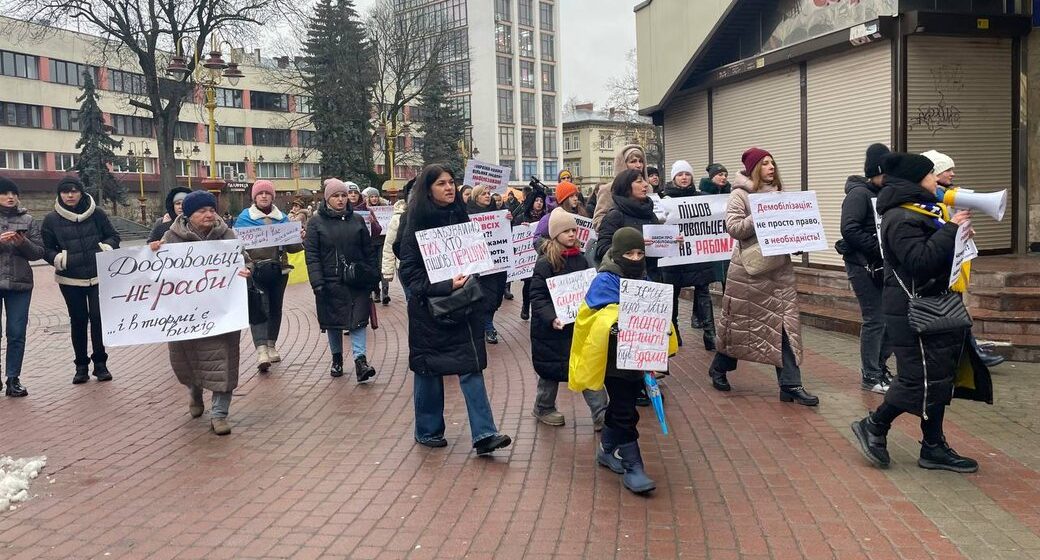 Матері та дружини франківських військових, які провели на фронті більш, ніж півтори року, вийшли на мирний протест