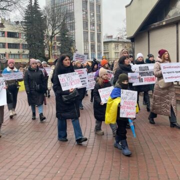 Матері та дружини франківських військових, які провели на фронті більш, ніж півтори року, вийшли на мирний протест