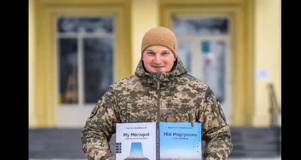Захисник з Коломиї презентує в рідному місті фотовиставку про Маріуполь (ВІДЕОЗАПРОШЕННЯ)