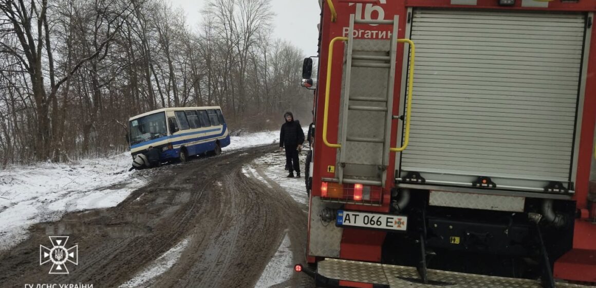 Застряг на узбіччі: на Рогатинщині рятувальники відбуксирували автобус із пасажирами