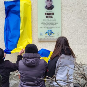 На фасаді Бурштинського ліцею №3 відкрили дві меморіальні дошки полеглим Героям