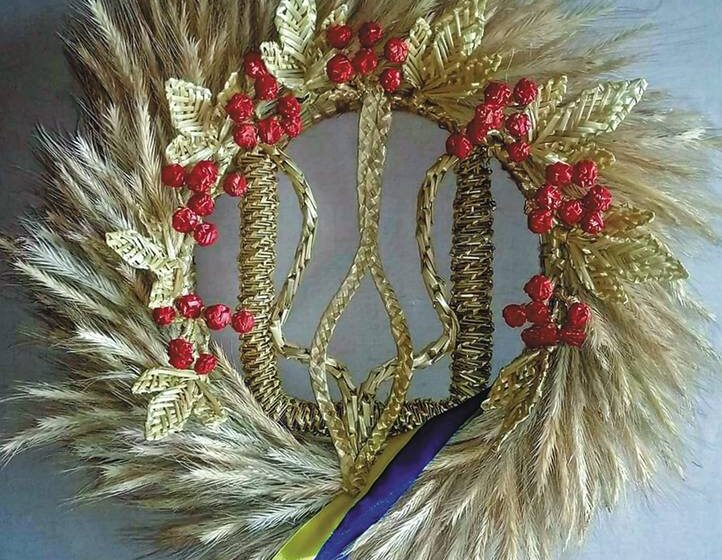 Тризуб із соломи: вчителька з прикарпатського села виплітає незвичні обереги Тризуб із соломи: вчителька з прикарпатського села виплітає незвичні обереги