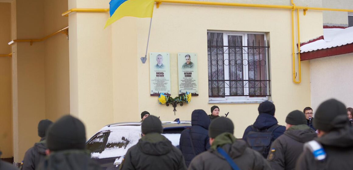 В Івано-Франківську відкрили пам’ятну дошку полеглому Василю Матвіїву на фасаді будинку, де він проживав