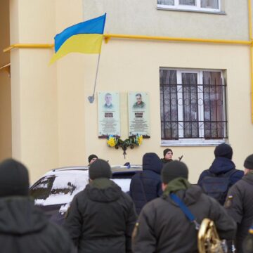 В Івано-Франківську відкрили пам’ятну дошку полеглому Василю Матвіїву на фасаді будинку, де він проживав