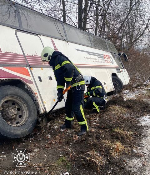 Через ожеледицю в селі Угринів з’їхав з дороги рейсовий автобус