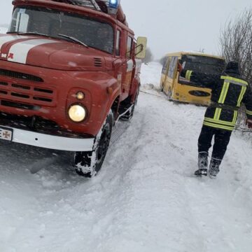 На Тлумаччині добровольці місцевої пожежної команди надали допомогу з буксирування автобуса