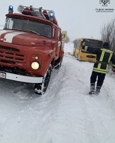 На Тлумаччині добровольці місцевої пожежної команди надали допомогу з буксирування автобуса