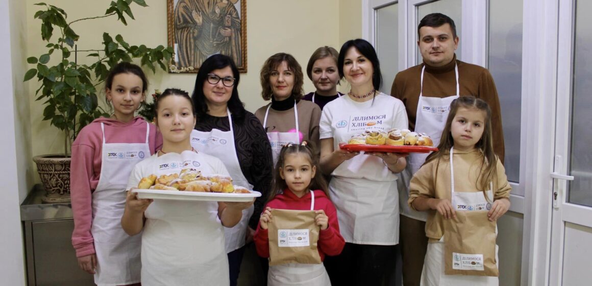 Діти енергетиків випекли більше сотні булочок для військових з Бурштинської громади