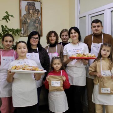 Діти енергетиків випекли більше сотні булочок для військових з Бурштинської громади Діти енергетиків випекли більше сотні булочок для військових з Бурштинської громади