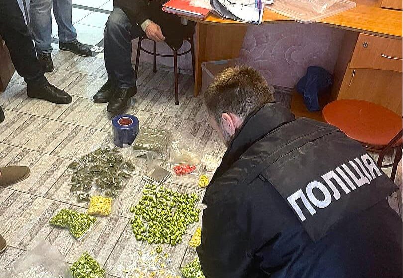 В Івано-Франківську викрили двох братів-наркоторговців, які розповсюджували заборонені речовини на території області (ФОТО)