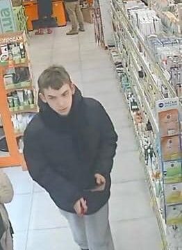 Поліція просить допомогти встановити особу чоловіка, який обґрунтовано підозрюється у вчиненні крадіжок з магазинів у місті Івано-Франківську