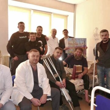 Воїна, калуського художника, Почесного громадянина міста Володимира Безрукого привітали з Днем народження і вручили медаль «За оборону рідної держави»