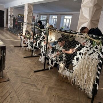 У Калуші засуджені плели маскувальні сітки
