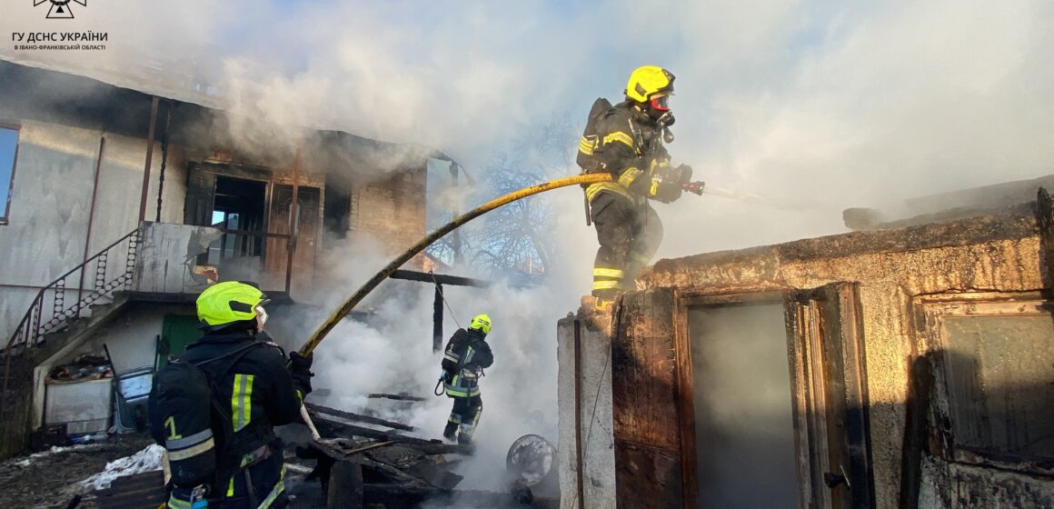 Рятувальники ліквідували пожежу  комплексу господарських споруд в Лисецькій ТГ