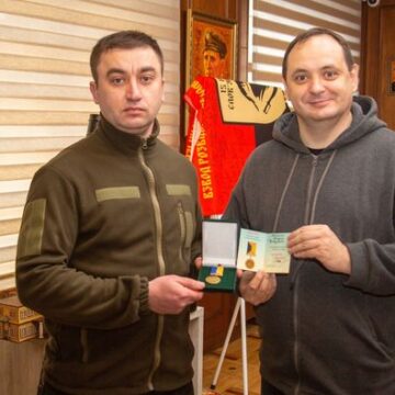 Міський голова Івано-Франківська вручив нагороду «За честь і звитягу» ІІІ ступеня військовому Роману Мигалю