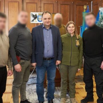Міський голова Івано-Франківська передав представникам військової розвідки 50 FPV дронів