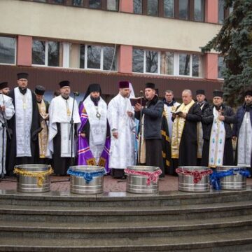 Історична подія: в центрі Івано-Франківська владики Української греко-католицької церкви, Православної церкви України та Римо-католицької церкви спільно освятили воду