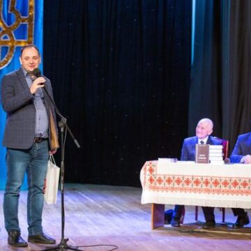 Почесний громадянин Івано-Франківська Степан Волковецький презентував в обласній філармонії імені Іри Маланюк біографічну книгу “Бути собою”