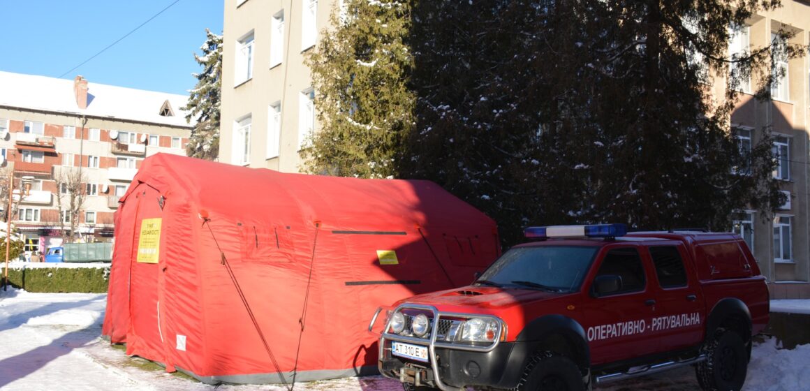 Через сильні морози в Надвірній на майдані Шевченка розгорнули мобільний пункт незламності