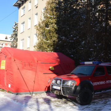 Через сильні морози в Надвірній на майдані Шевченка розгорнули мобільний пункт незламності