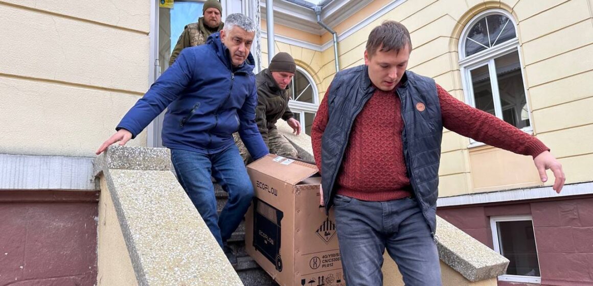 З Надвірної передали захисникам зарядні станції