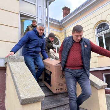 З Надвірної передали захисникам зарядні станції