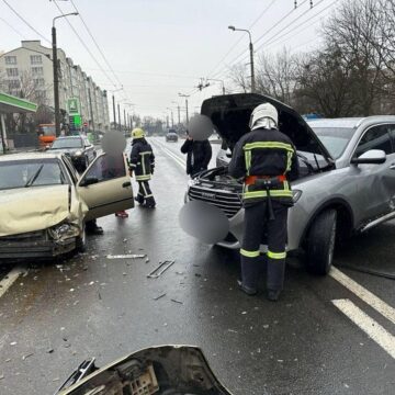 Надзвичайники деблокували затиснуту особу з автомобіля, що потрапив у ДТП