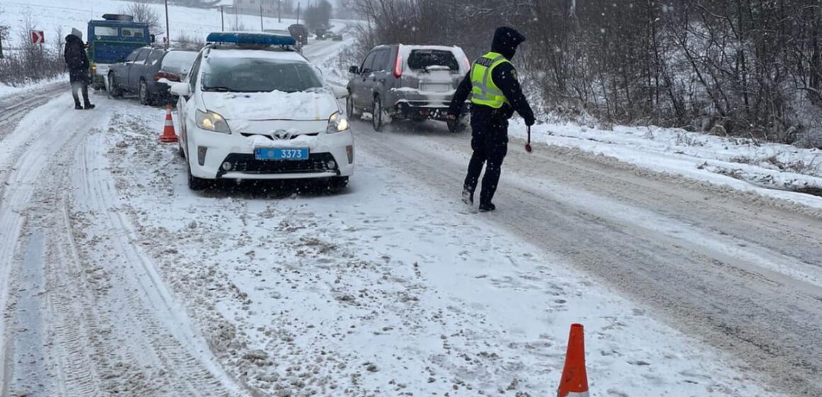Підштовхнули в безпечне місце знеструмлений тролейбус, визволили автомобіль зі снігової пастки: патрульні франківщини посилено допомагають учасникам дорожнього руху
