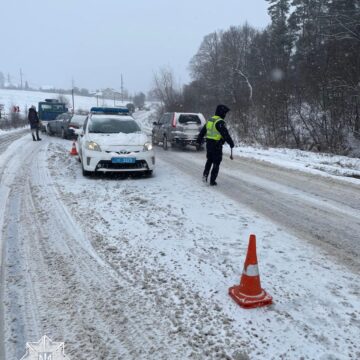 Підштовхнули в безпечне місце знеструмлений тролейбус, визволили автомобіль зі снігової пастки: патрульні франківщини посилено допомагають учасникам дорожнього руху