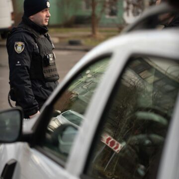 Патрульні склали два адміністративні матеріали на водія з ознаками спʼяніння, що мав при собі імовірно наркотики