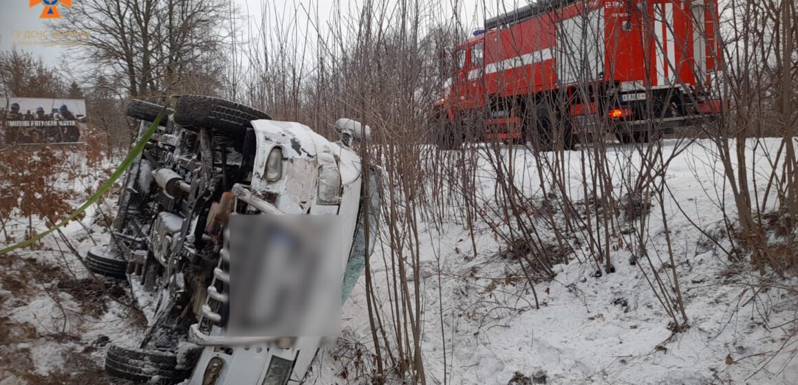 Поблизу Бурштина автомобіль злетів з дороги і перекинувся