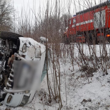 Поблизу Бурштина автомобіль злетів з дороги і перекинувся
