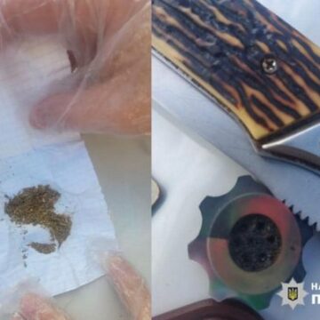 У Івано-Франківську поліцейські викрили двох правопорушників на зберіганні заборонених речовин та повернули загублений смартфон законній власниці